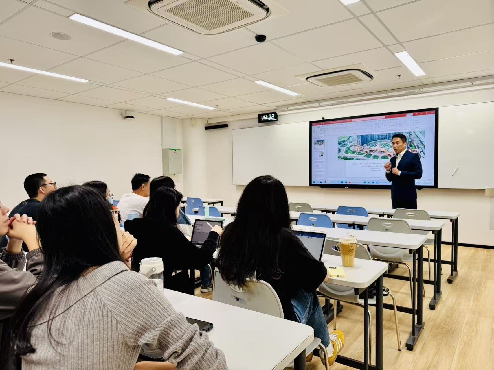 Industry Expert Shares on How to Build Long-Term Relationships with Key Clients